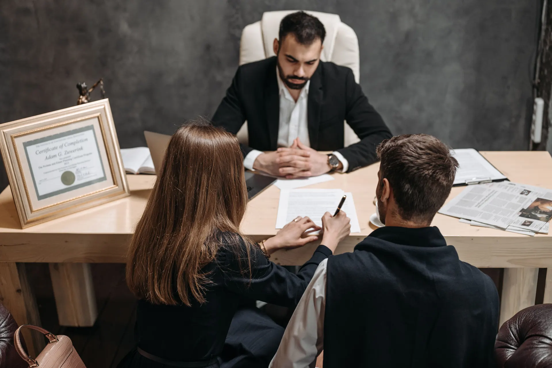 Atendimento ao cliente com certificado de qualificação exposto